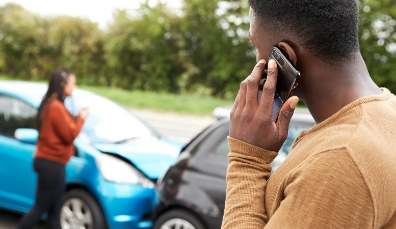man talking to attorney in phone about no fault accident