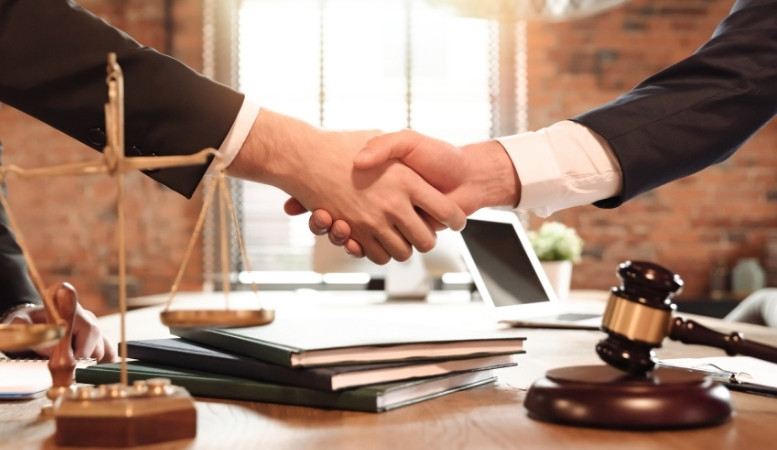 a client handshaking an attorney