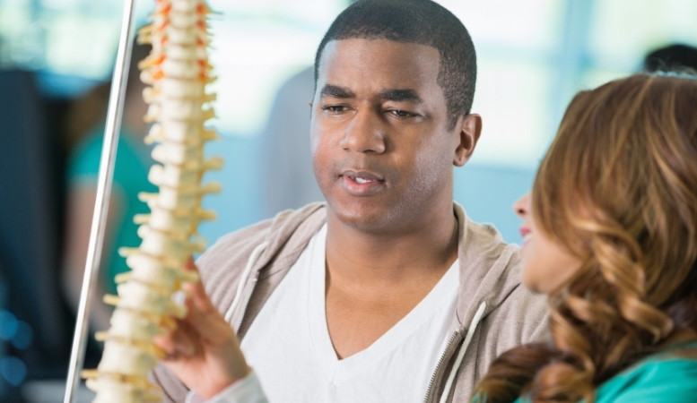 doctor discussing a spinal injury to a patient
