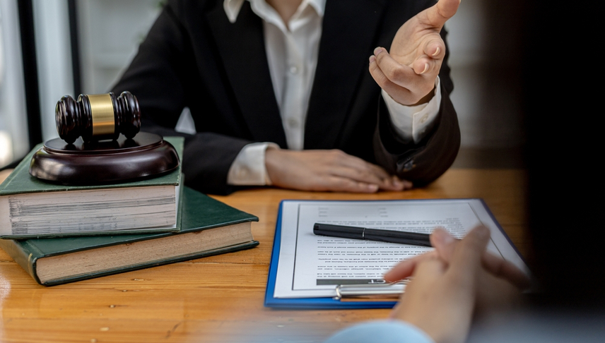 woman asking her attorney to file a lawsuit because of car accident