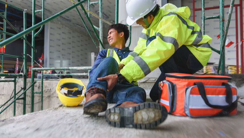 worker hurt after falling in a scaffolding and his partner applying first aid