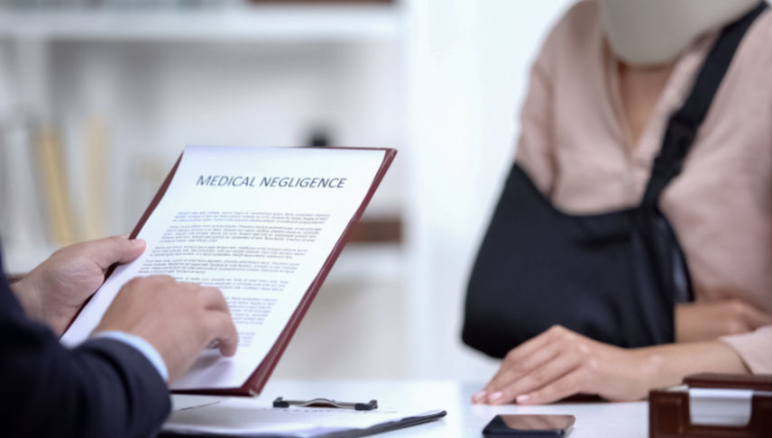 man with a hand fracture consults a lawyer after an accident in work