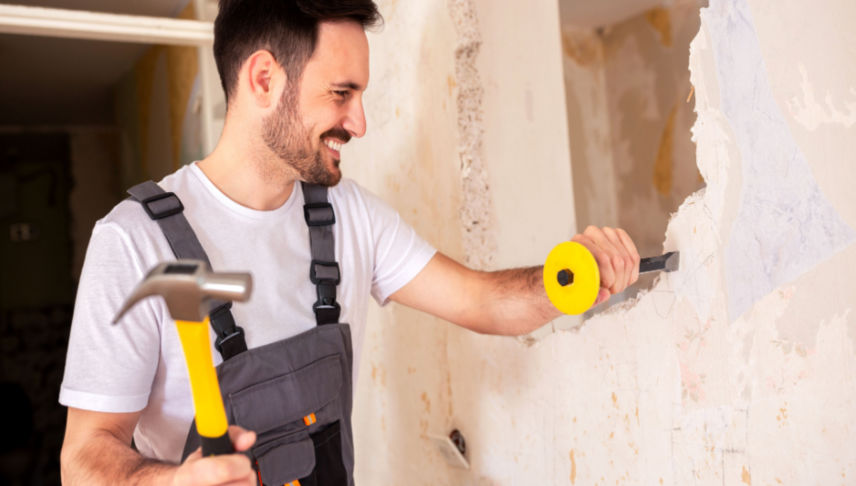 man working without protective gears