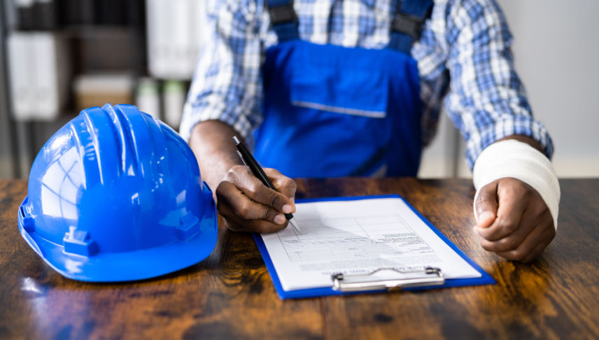worker signing document for the compensation after an accident at work