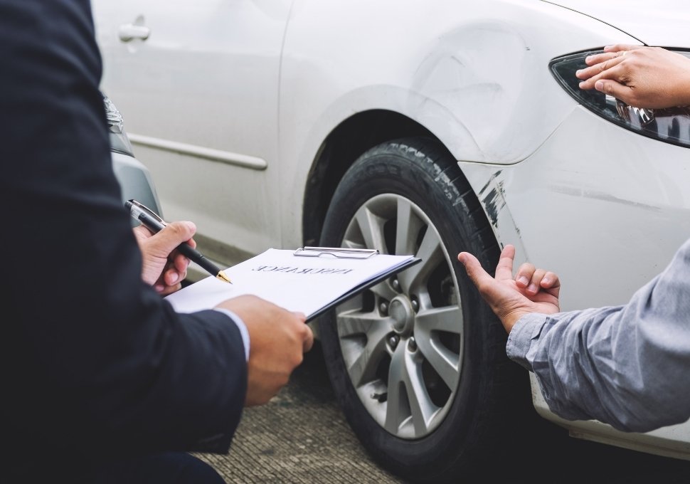 man explaining the car accident to an insurance agent