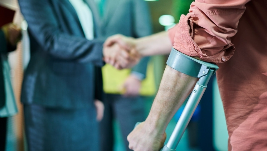 injured man handshaking with an attorney